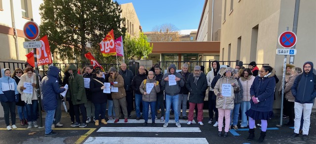 rassembelemnt devant la cité administrative