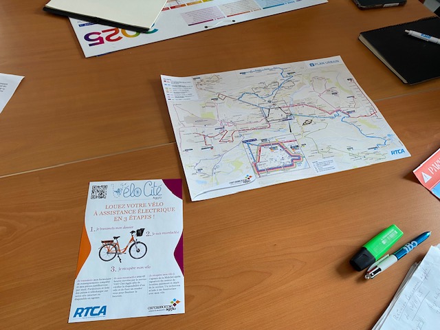 rassemblement devant le futur parking