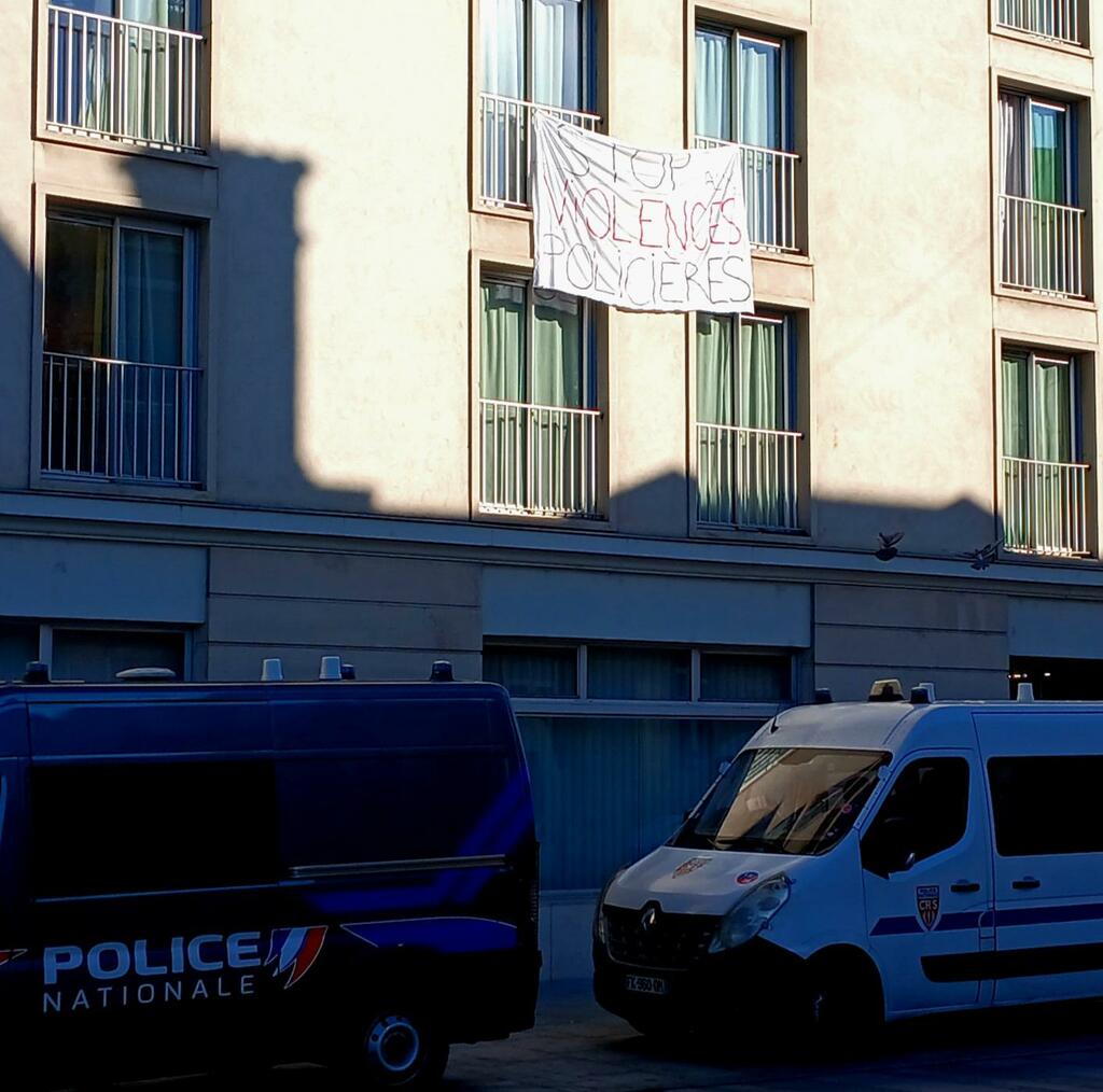Lisez la banderole